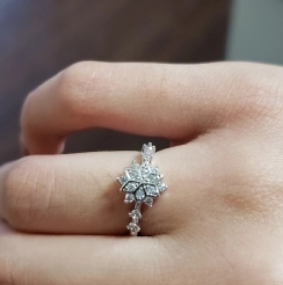 💋2 for $49 NEW DAINTY SILVER SNOWFLAKE RING - Picture 2 of 13